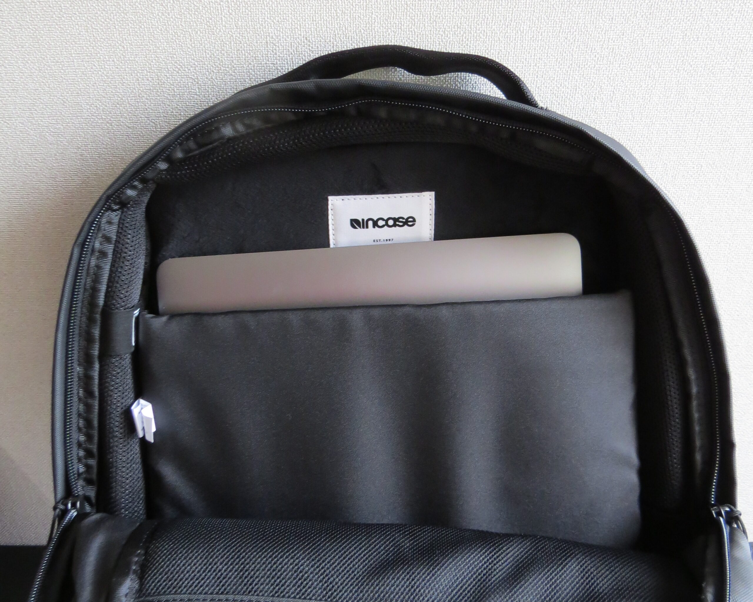 city collection compact backpackにMacBook Pro15インチを入れた状態