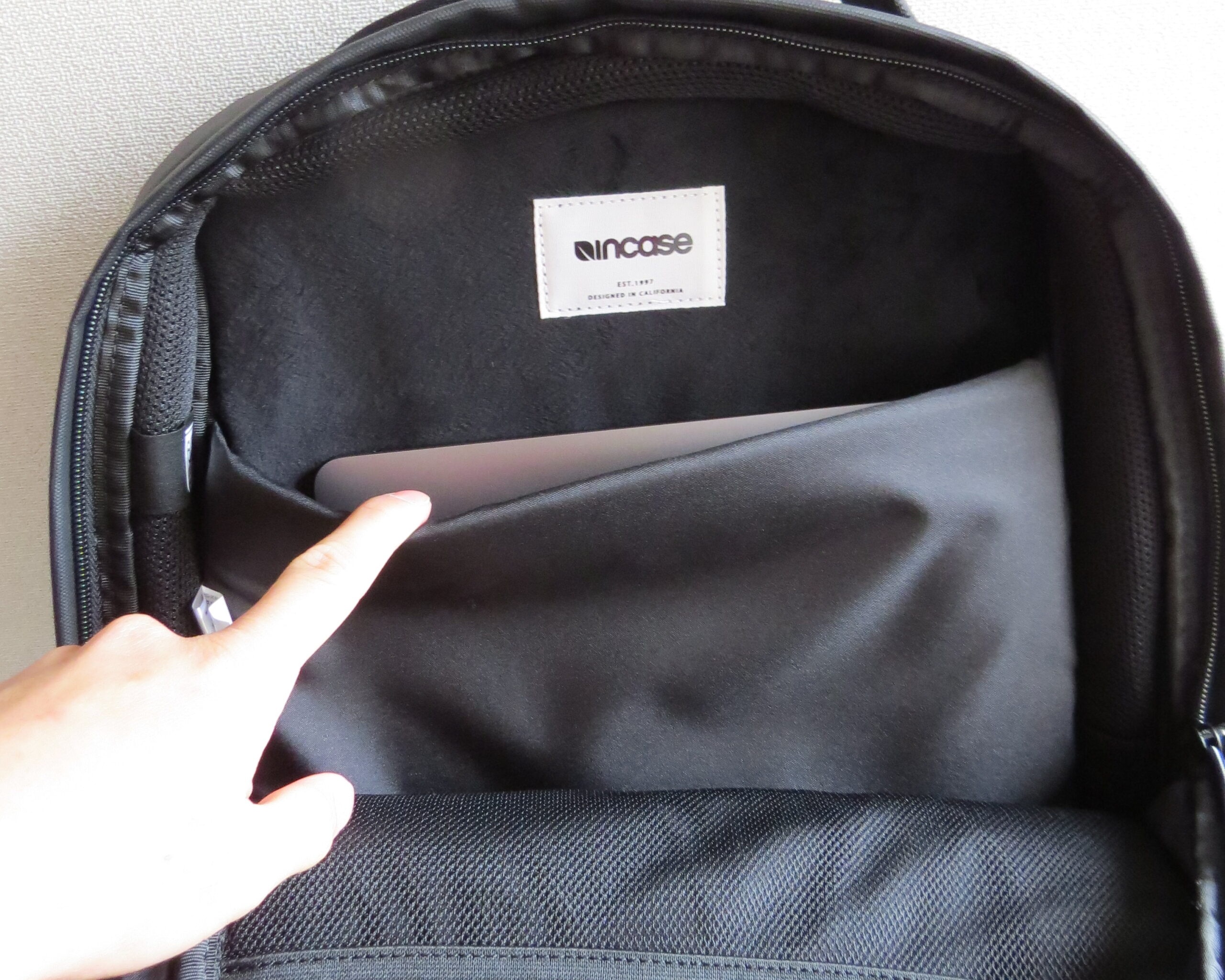 city collection compact backpackにMacBook Airを入れた状態